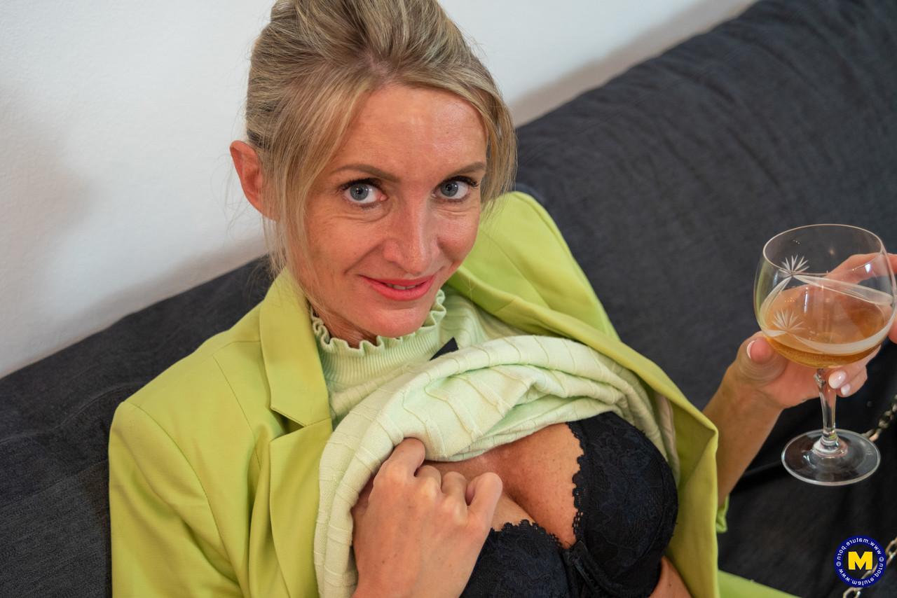 20P Amadora querida Mazzy Leggz mostra sua boceta e bunda fenomenal em um solo