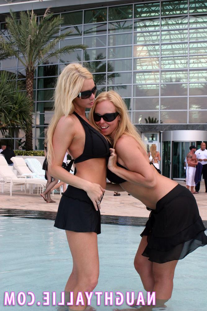 20P Die blonden Lesben Naughty Allie und Naughty Julie küssen sich während der Action am Pool