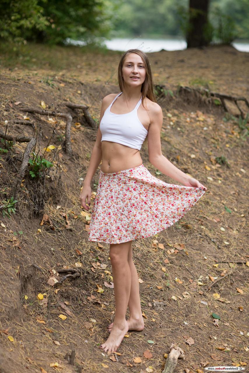 17P Alexandra F, une jeune aux longues jambes, montre tout son buisson dans la forêt.