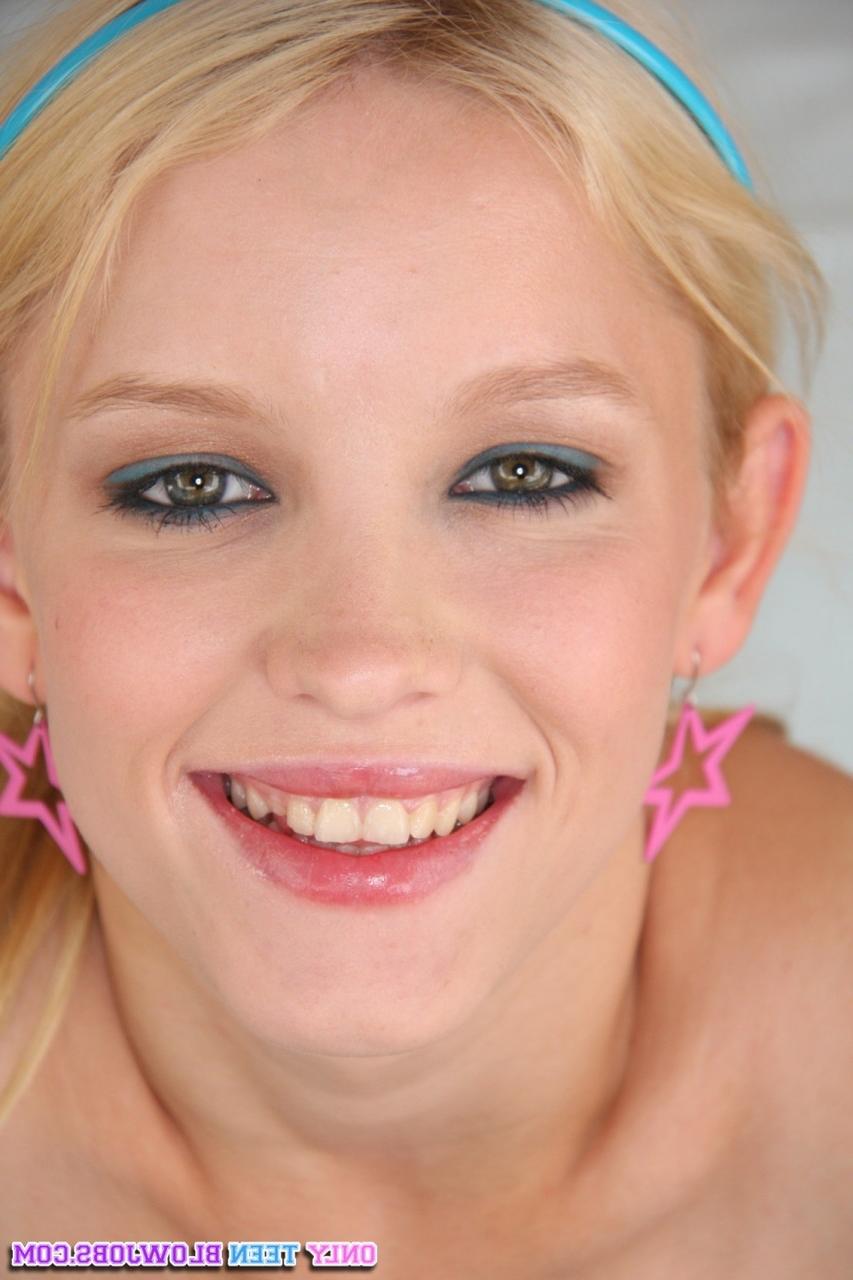 18P Die zierliche 19-jährige Blondine Missy Mae zeigt ihre großen natürlichen Titten und ihre Möse