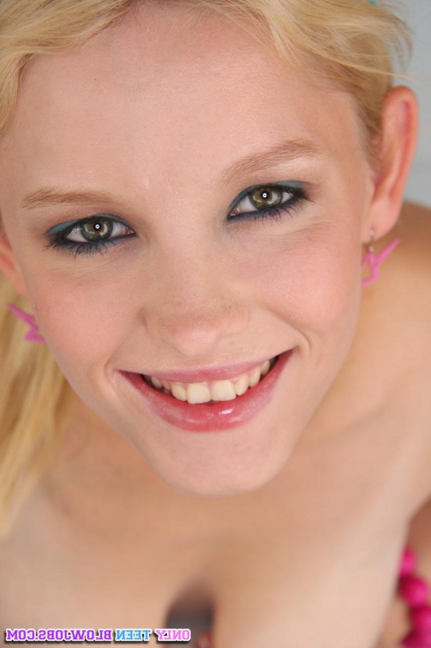 18P Die zierliche 19-jährige Blondine Missy Mae zeigt ihre großen natürlichen Titten und ihre Möse