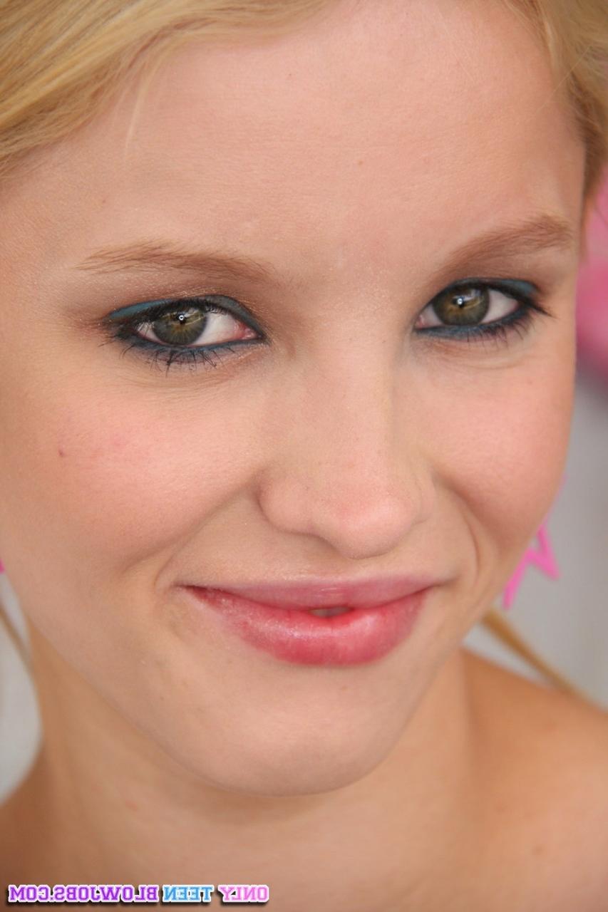 18P Die zierliche 19-jährige Blondine Missy Mae zeigt ihre großen natürlichen Titten und ihre Möse
