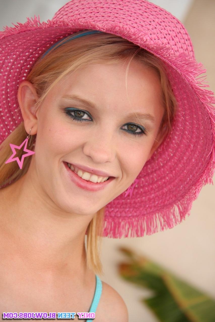 18P Die zierliche 19-jährige Blondine Missy Mae zeigt ihre großen natürlichen Titten und ihre Möse