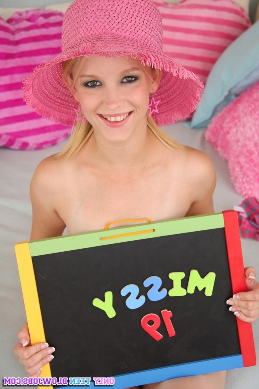 18P Die zierliche 19-jährige Blondine Missy Mae zeigt ihre großen natürlichen Titten und ihre Möse