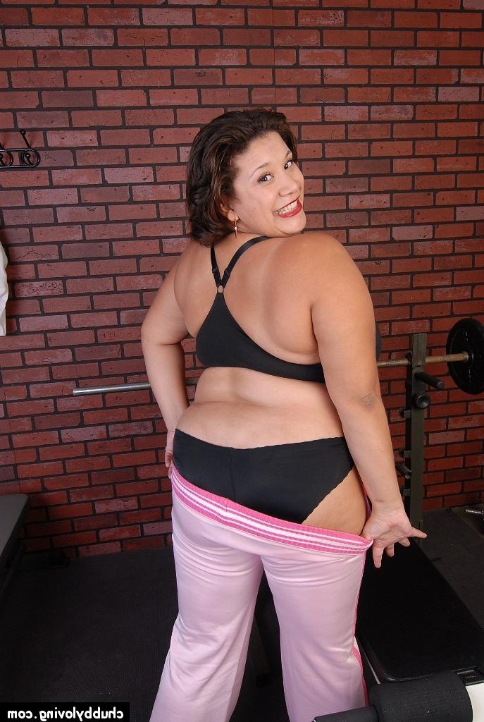 16P Die ältere, vollbusige BBW Monet beendet ihr Training, indem sie sich im Fitnessstudio auszieht