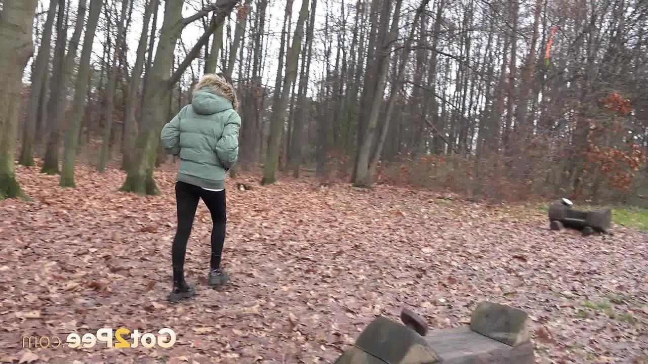 15P Ali Bordeaux é pega com a legging preta abaixada enquanto faz xixi