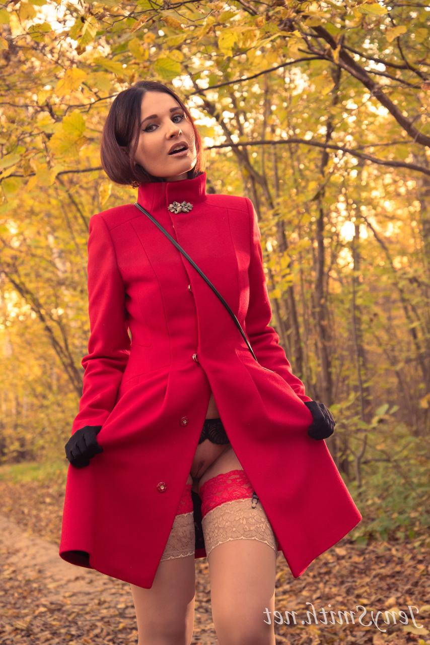 15P Die schöne MILF Jeny Smith neckt mit ihren großen Titten in Strümpfen im Wald