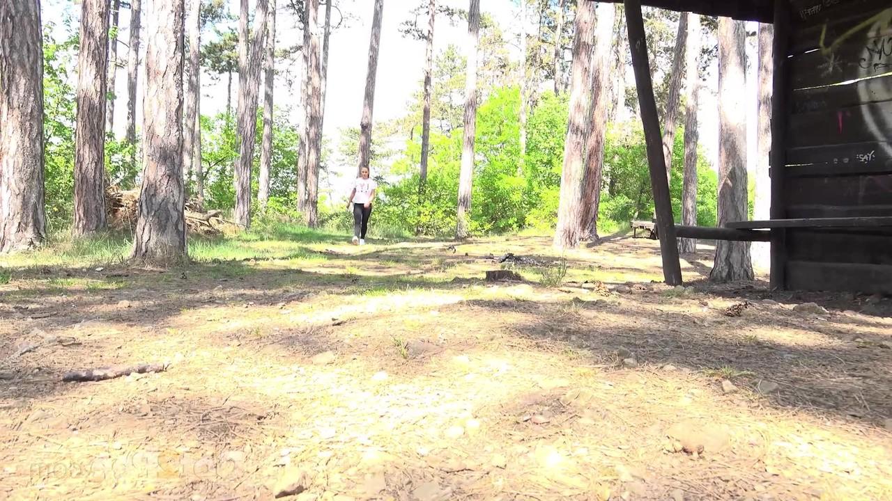 15P A garota sozinha Naomi Bennet mija sob um toldo
