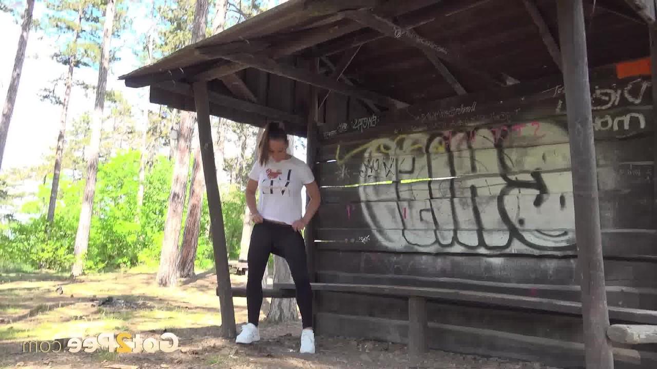 15P A garota sozinha Naomi Bennet mija sob um toldo