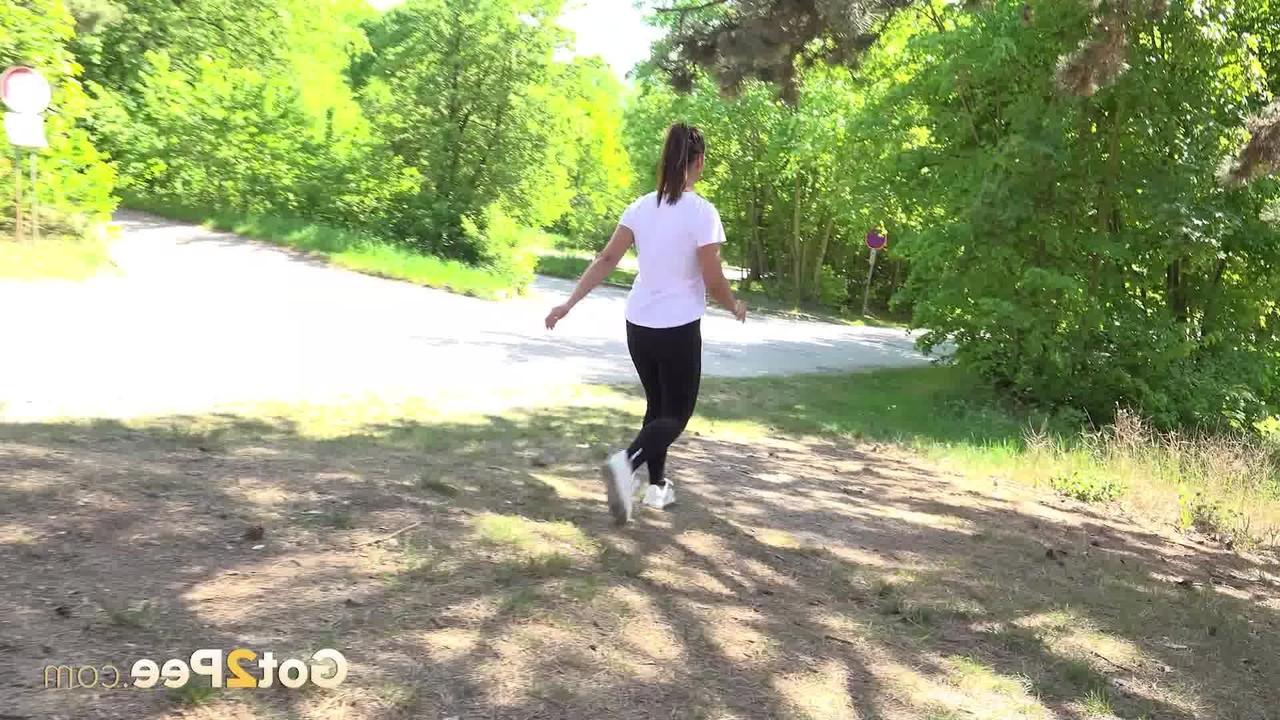 15P A garota sozinha Naomi Bennet mija sob um toldo