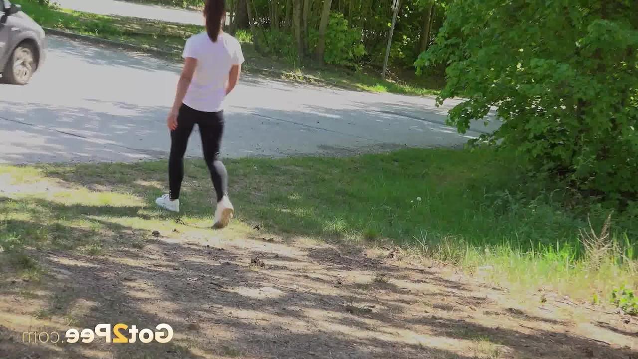15P A garota sozinha Naomi Bennet mija sob um toldo