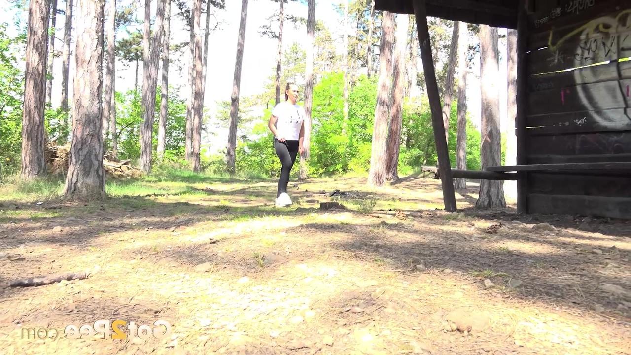 15P A garota sozinha Naomi Bennet mija sob um toldo