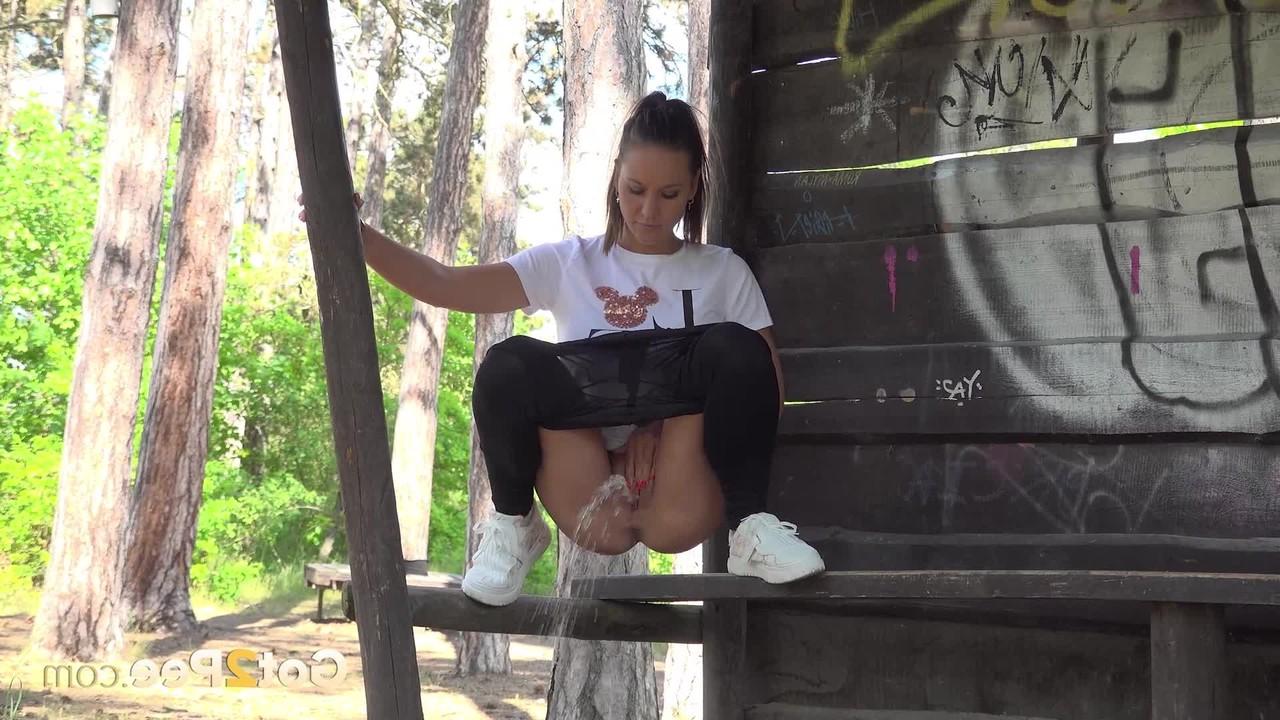 15P A garota sozinha Naomi Bennet mija sob um toldo
