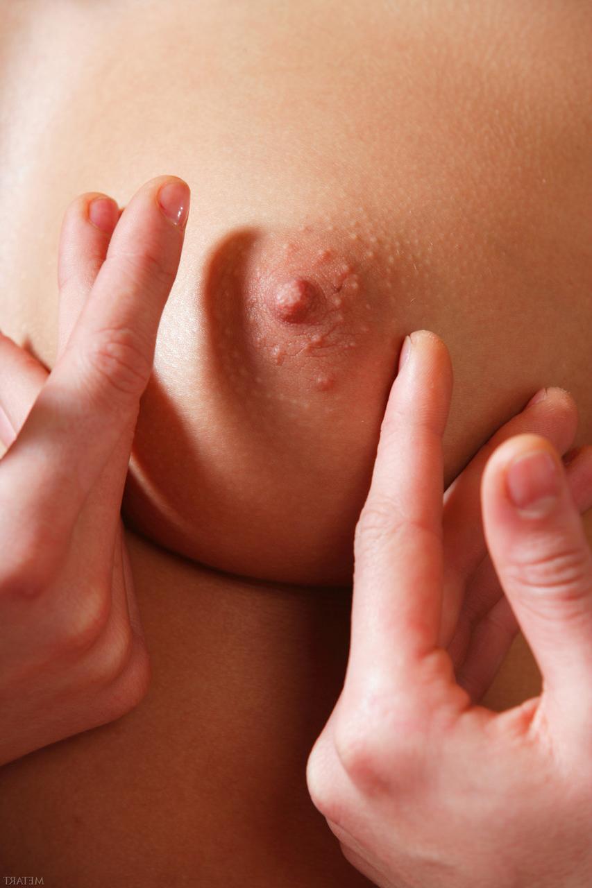20P Das heiße rothaarige Babe Yanika A zieht sich aus und präsentiert ihre sexy Nippel und ihre fleischige Muschi