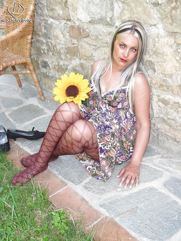 16P La seule chose à laquelle Marlene pense, c'est l'amour et une grosse bite en elle.