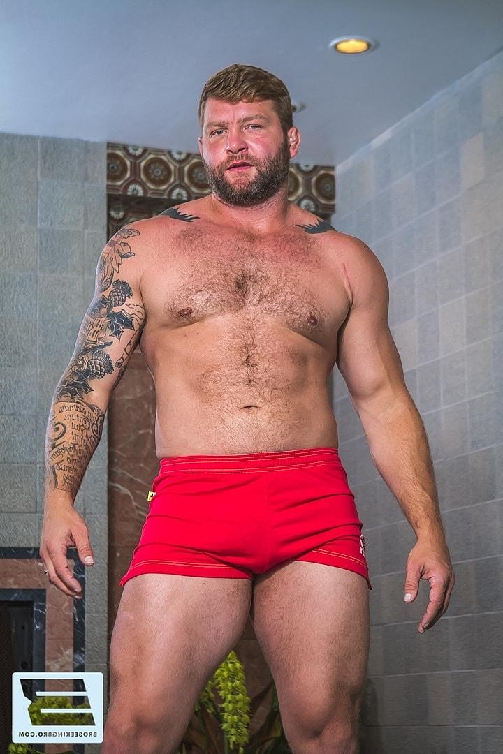 20P Gay musculoso gosta de sexo anal hardcore com um traseiro quente depois de chupar o pau