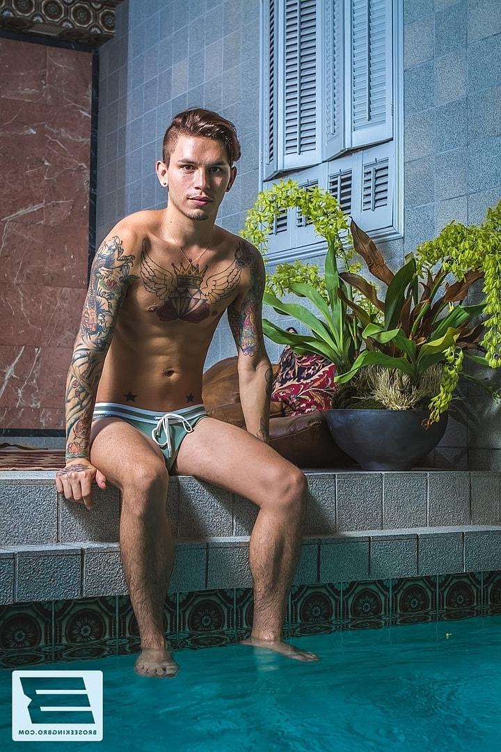 20P Gay musculoso gosta de sexo anal hardcore com um traseiro quente depois de chupar o pau