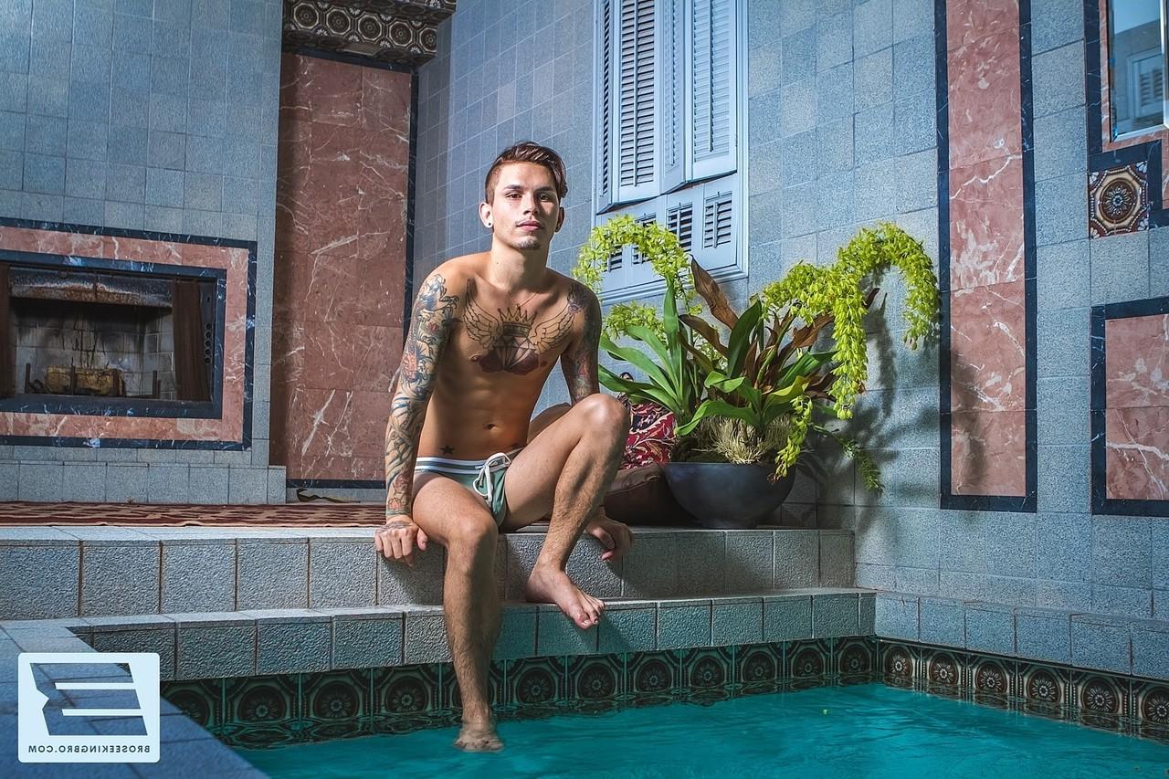 20P Gay musculoso gosta de sexo anal hardcore com um traseiro quente depois de chupar o pau