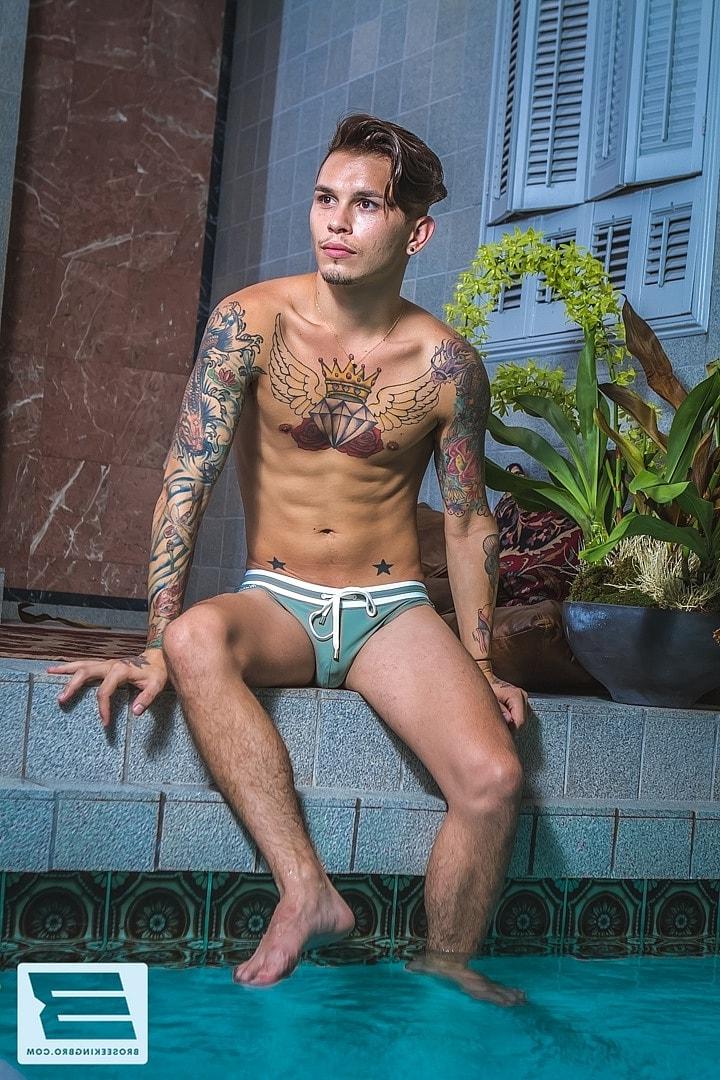 20P Gay musculoso gosta de sexo anal hardcore com um traseiro quente depois de chupar o pau