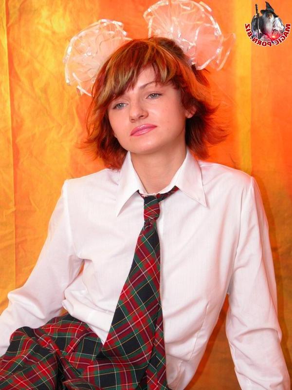 17P Coed ruiva libera seus seios firmes de seu uniforme durante a ação solo