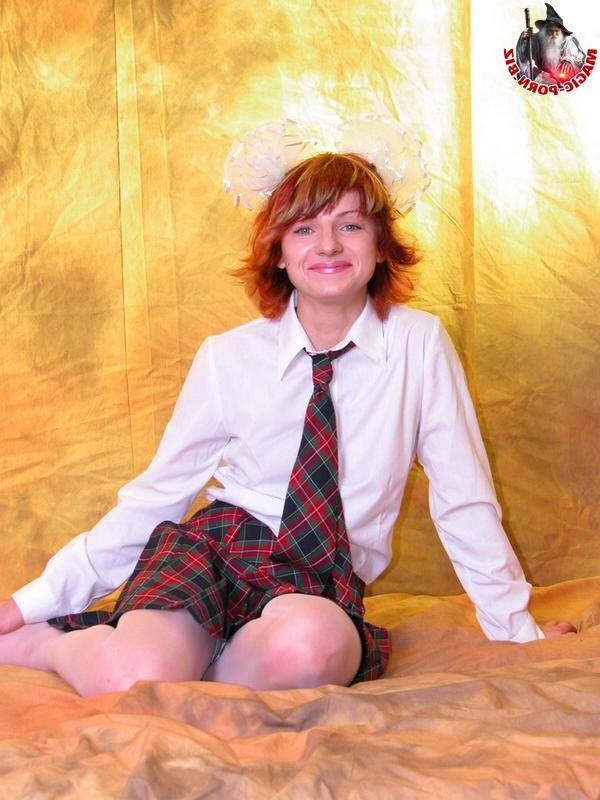 17P Coed ruiva libera seus seios firmes de seu uniforme durante a ação solo