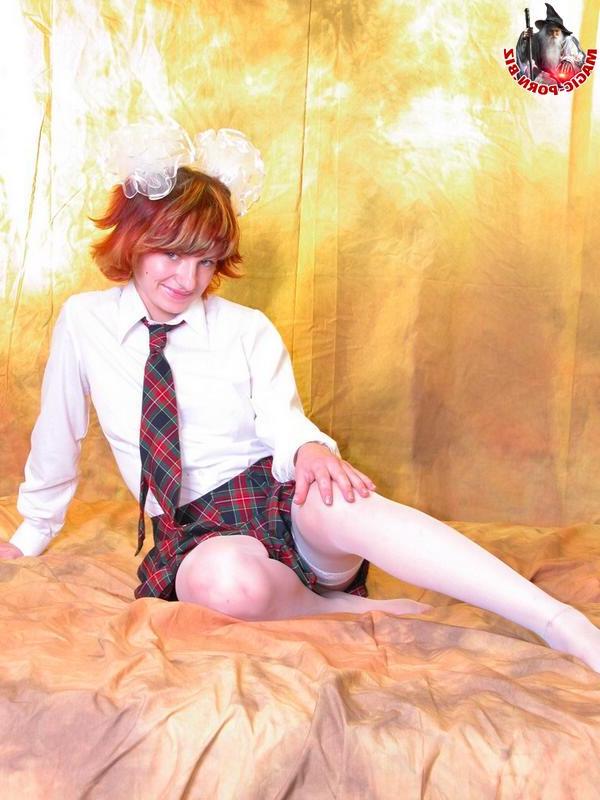 17P Coed ruiva libera seus seios firmes de seu uniforme durante a ação solo