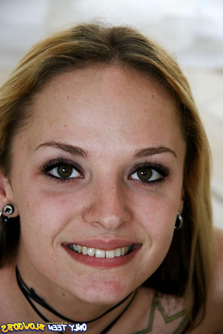 18P Die magere Süße Faye Runaway enthüllt ihren tätowierten Körper und gibt einen Blowjob