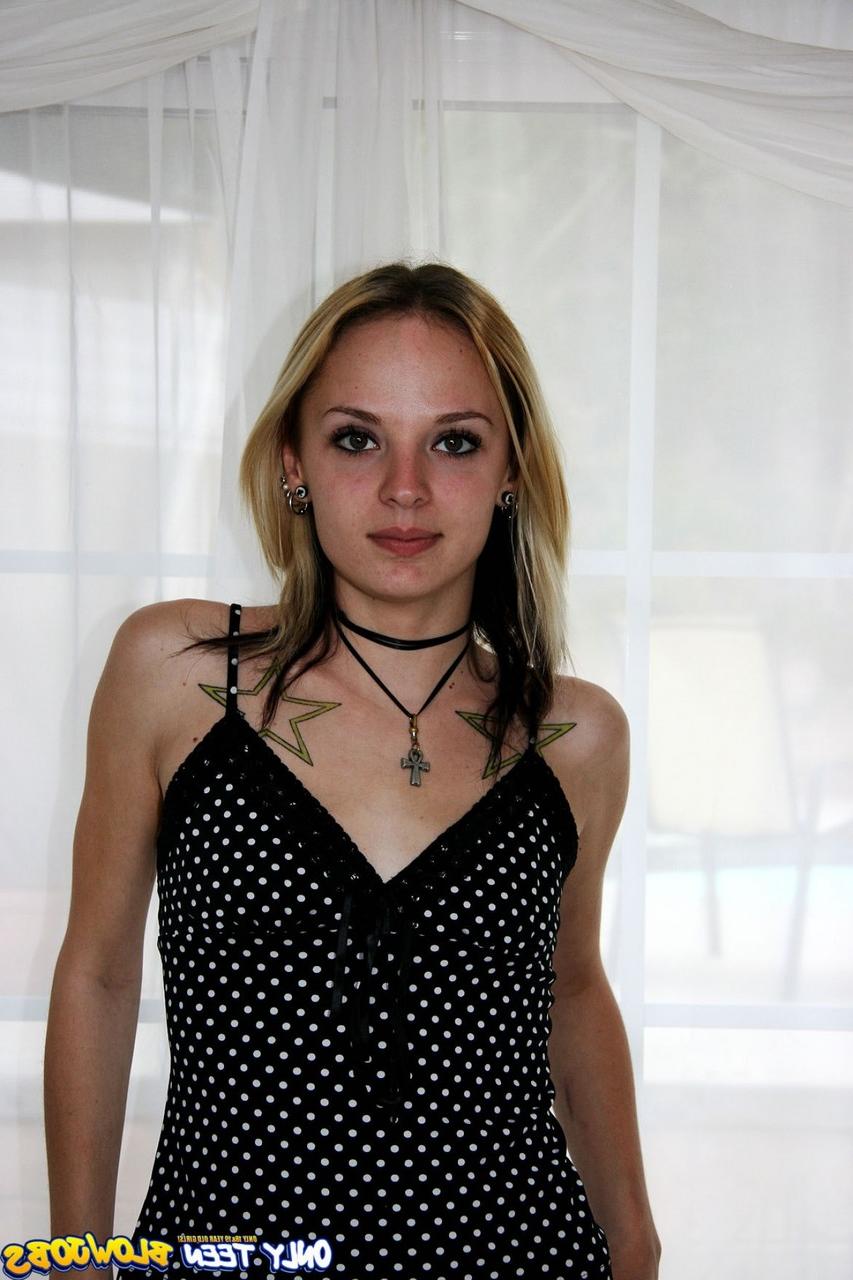 18P Die magere Süße Faye Runaway enthüllt ihren tätowierten Körper und gibt einen Blowjob