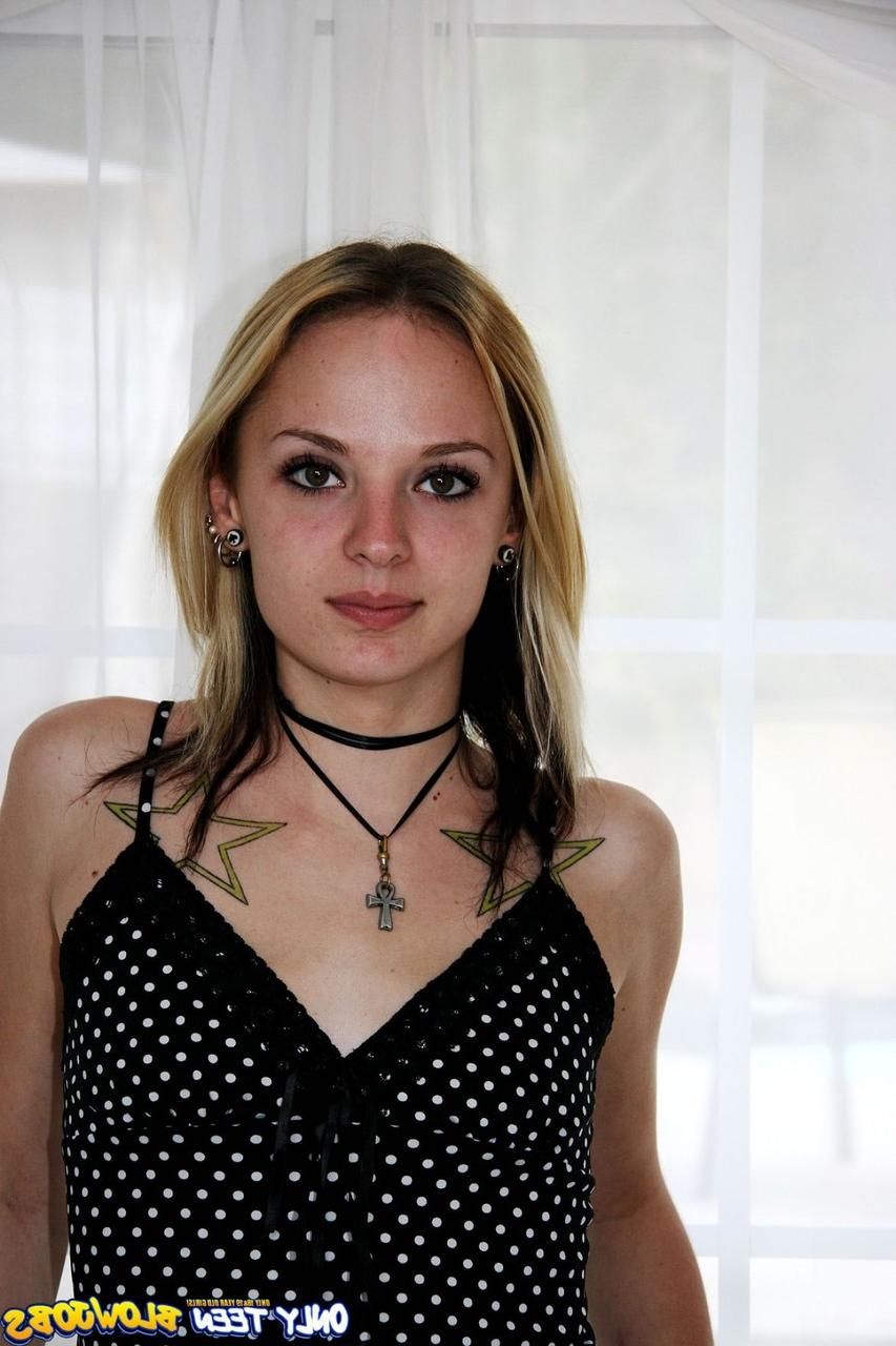 18P Die magere Süße Faye Runaway enthüllt ihren tätowierten Körper und gibt einen Blowjob