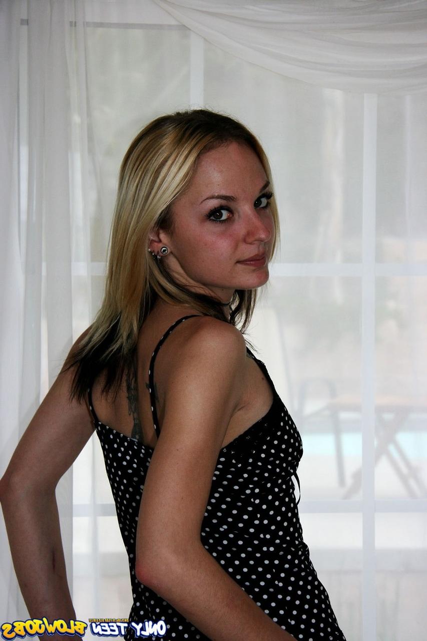 18P Die magere Süße Faye Runaway enthüllt ihren tätowierten Körper und gibt einen Blowjob