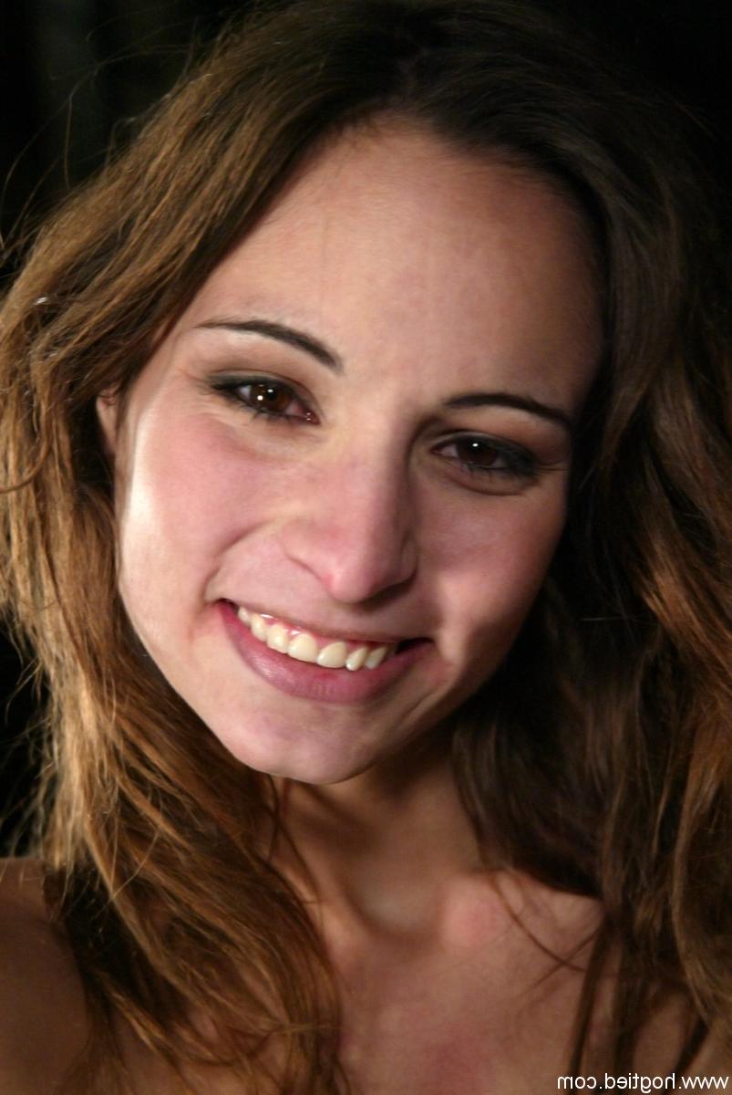 17P A linda garota Amber Rayne recebe uma nova experiência graças à cena BDSM