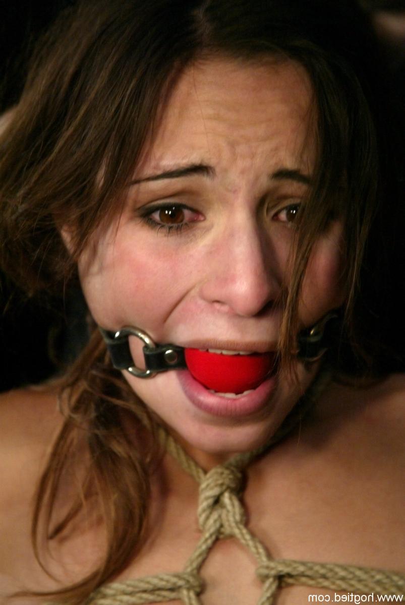 17P A linda garota Amber Rayne recebe uma nova experiência graças à cena BDSM