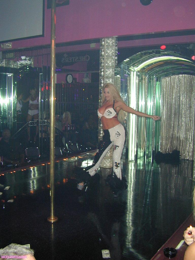 15P La sexy rubia gina lynn sube al escenario de stripper en tanga y tacones