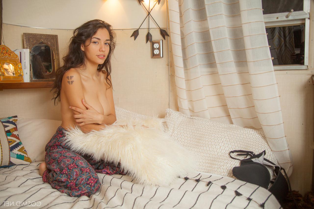 16P Jolie amatrice se déshabillant pour se détendre nue avec des seins flasques montrant