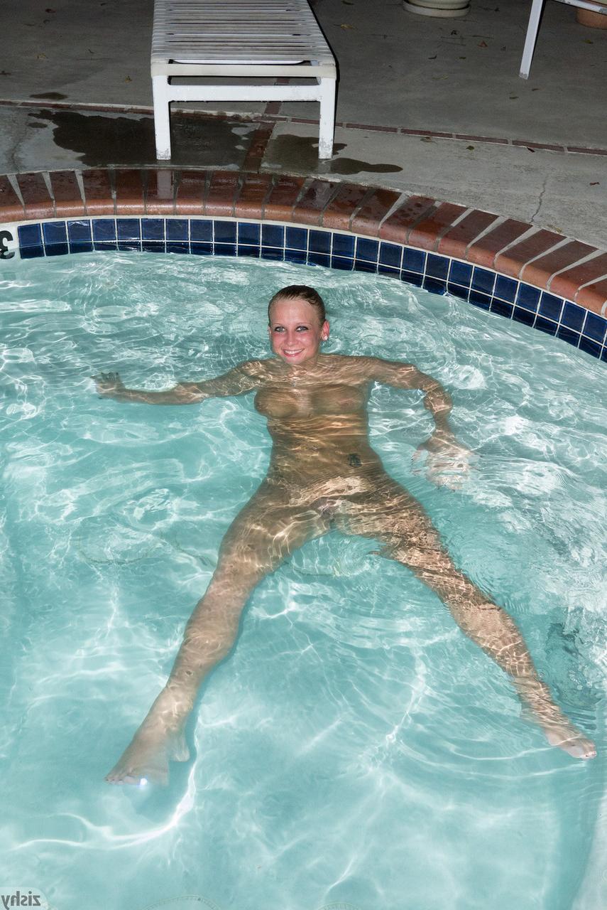 11P 32yo Alice Wonder teases with her round ass and covers her big juggs in a pool