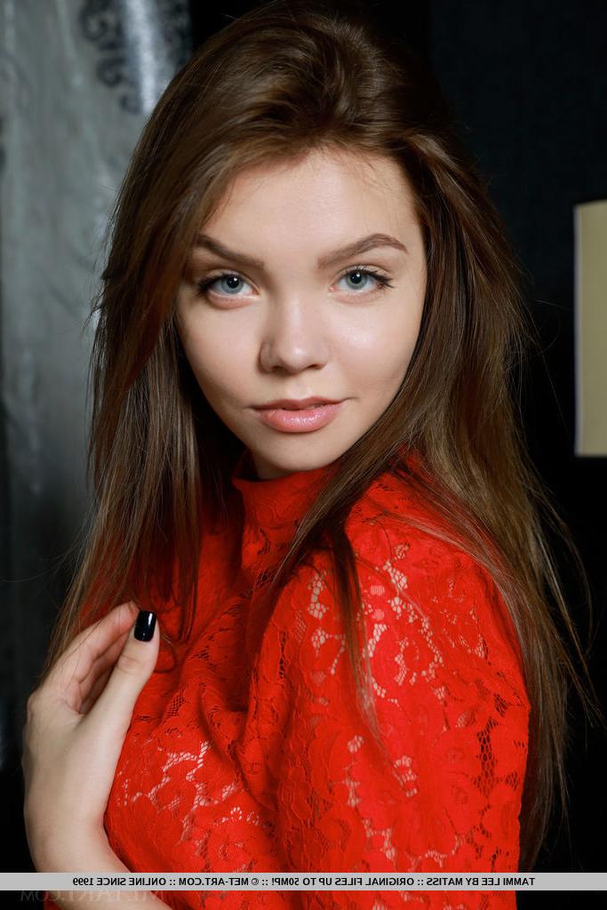 18P Die hübsche Teenagerin Tammi Lee zieht ihr rotes Kleid aus, um auf einem Ledersessel tolle Nacktposen zu machen