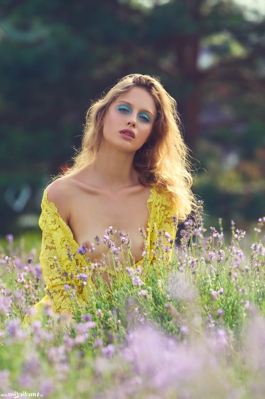 20P La modelo flaca Amelie Lou muestra sus pequeñas tetas y su almeja afeitada en solitario