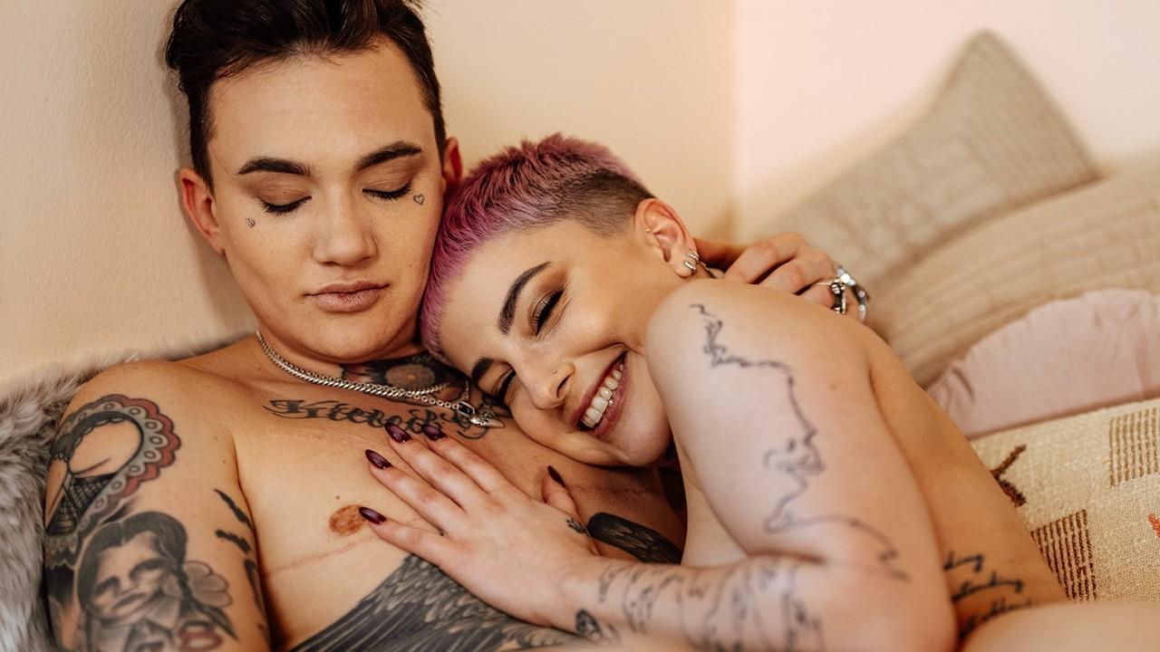 16P La novia de pelo rosa Nikki Hearts juega con su coño en presencia de su novio