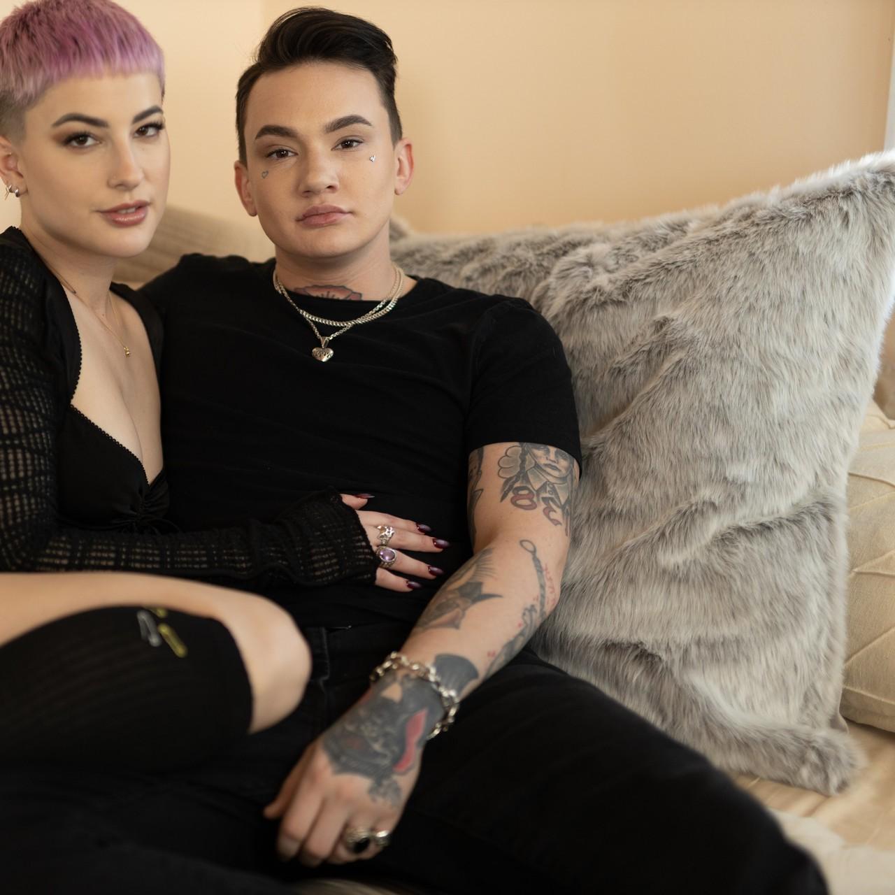 16P La novia de pelo rosa Nikki Hearts juega con su coño en presencia de su novio