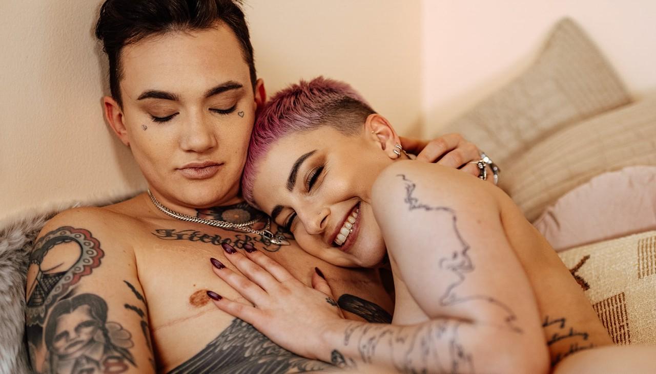 16P La novia de pelo rosa Nikki Hearts juega con su coño en presencia de su novio