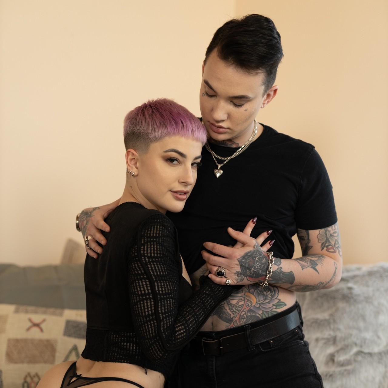 16P La novia de pelo rosa Nikki Hearts juega con su coño en presencia de su novio