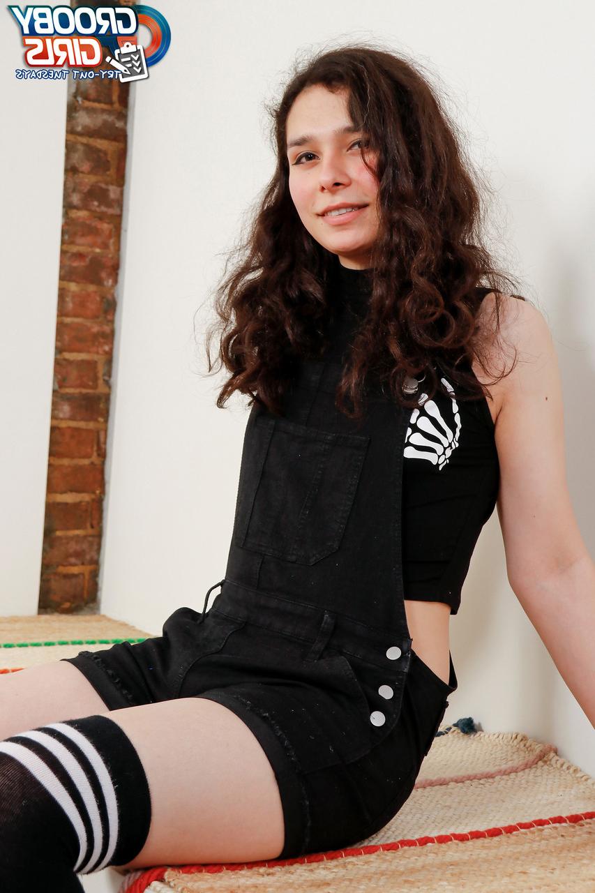 16P La guapa transexual Kyra Unknown hace alarde de su gran culo en un striptease sexy