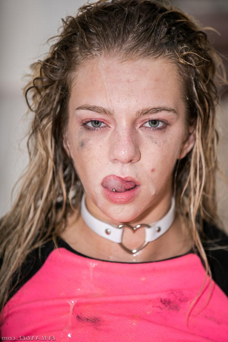 16P Loira adolescente com peitos grandes Tiffany Watson gosta de dedilhar e esguichar