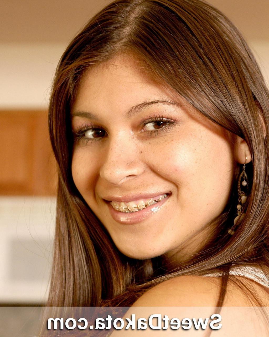 20P La joven dakota muestra sus frenillos, así como sus tetas y su coño.