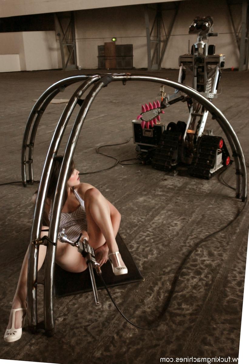 20P A sexy pornstar Bobbi Starr é fodida por uma máquina de consolo no chão