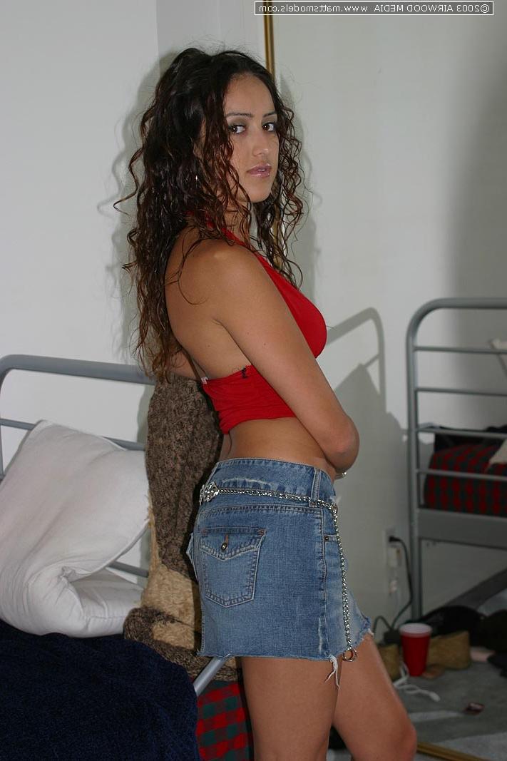 16P First timer with wavy hair showcases her bald snatch after getting naked