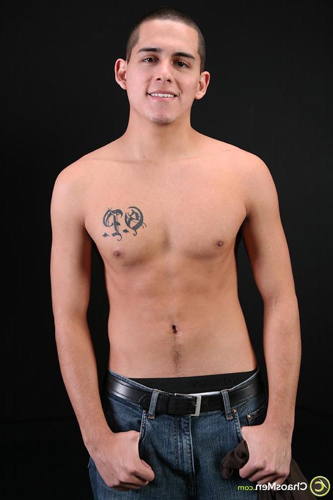20P El dulce gay Marcelo se quita la ropa y la ropa interior y juega con su polla