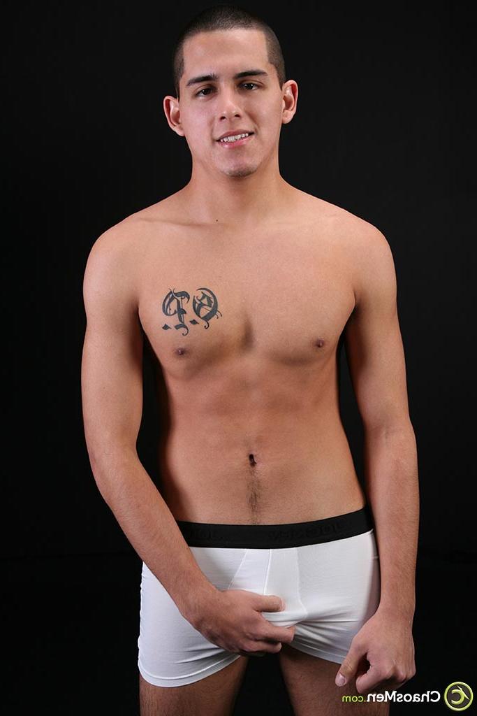 20P El dulce gay Marcelo se quita la ropa y la ropa interior y juega con su polla