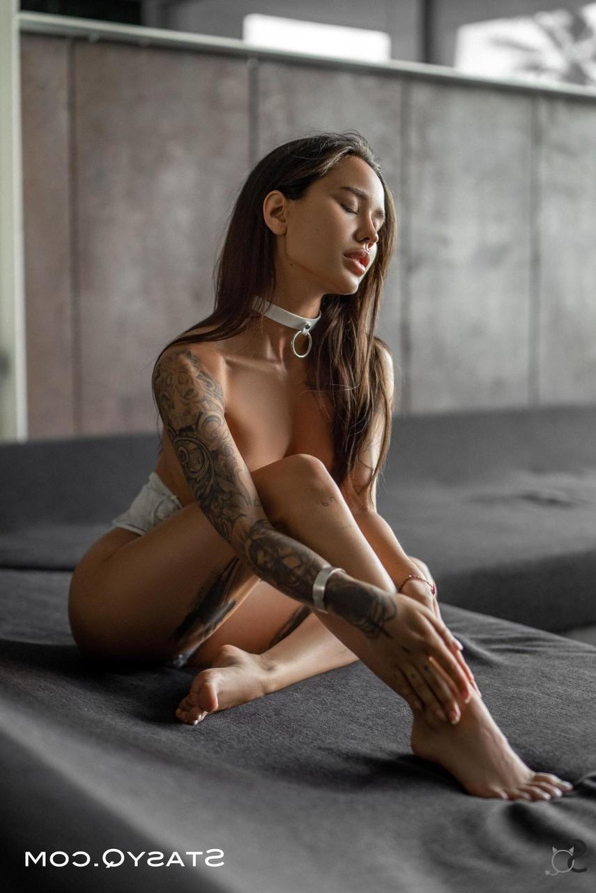 19P A atraente gata Camilla mostra seu corpo nu tatuado em um strip-tease quente