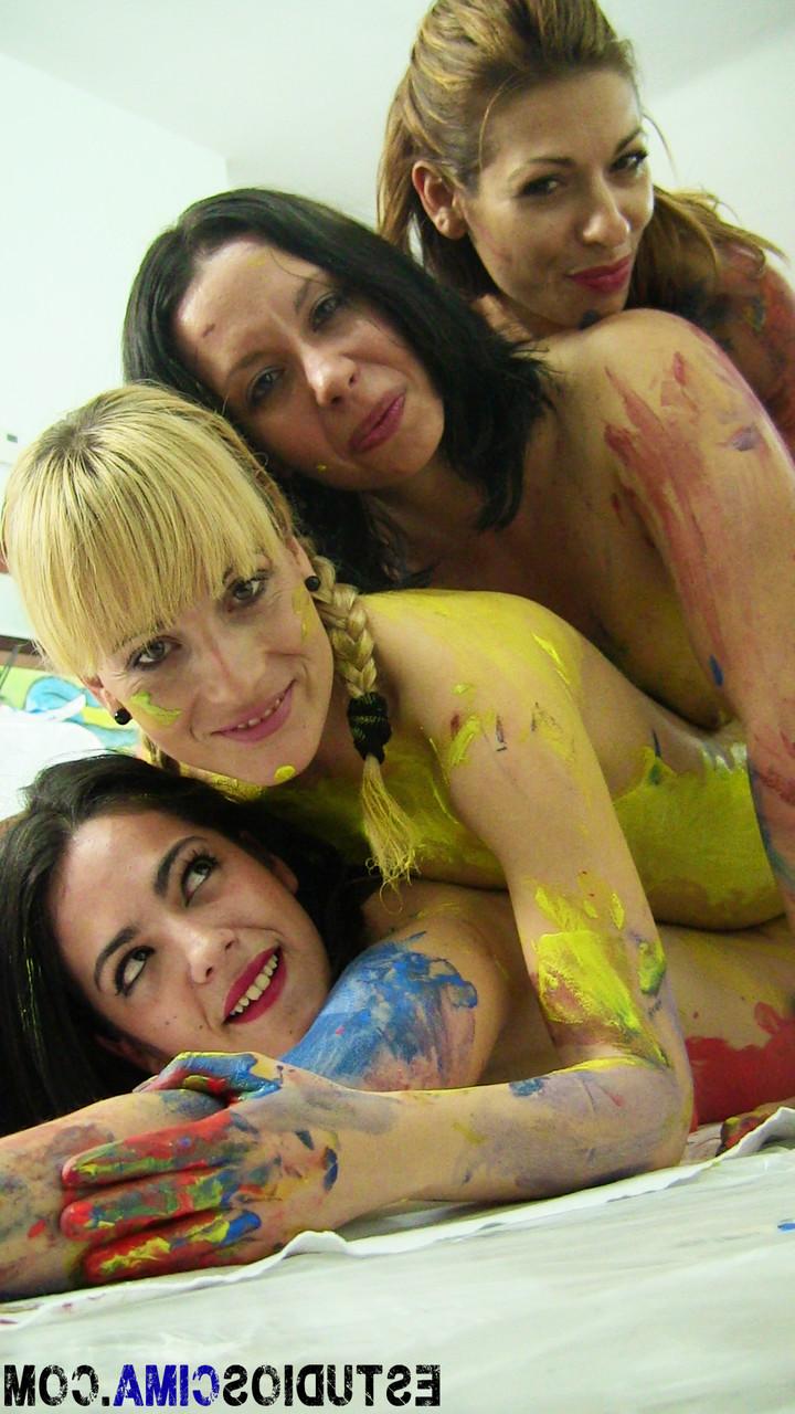 17P As lésbicas Victoria Blonde e Naomi Burning pintam os corpos nus uma da outra